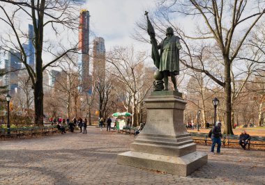 Christopher Columbus Heykeli (Jeronimo Suol 'dan) Central Park' ta New York şehir gündüz manzaralı gökyüzünde ağaçlar ve bulutlar