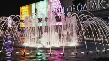 Katar Alışveriş Merkezi 'nin (Doha, Katar) ana girişinin önünde dans eden ışıltılı çeşme geniş açı görüntüsü çekti