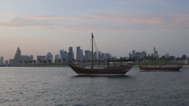 Doha Skyline Museum Islamic Art Park Sunset Shoot Featuring Dhows — стокове відео