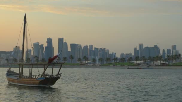 Doha Skyline Museum Islamic Art Park Sunset Shot Show Dhow — стокове відео