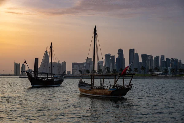 Doha Panorama Muzeum Islamskiego Parku Sztuki Sunset Shot Pokazująca Dhows — Zdjęcie stockowe