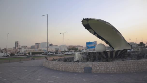 Corniche Straat Doha Qatar Zonsondergang Schot Toont Pearl Oester Fontein — Stockvideo