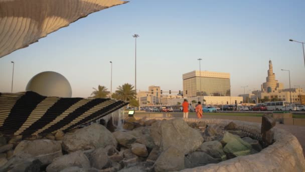Corniche Rua Doha Qatar Pôr Sol Tiro Mostrando Pérola Ostra — Vídeo de Stock