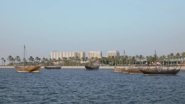 Doha Qatar Solnedgang Skudd Som Viser Dhower Med Qatar Flagg – stockvideo