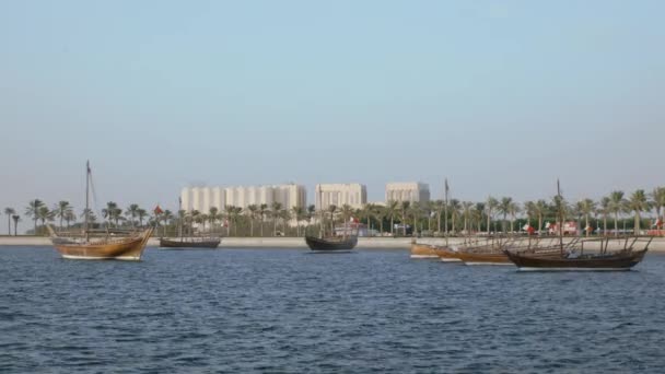 Doha Qatar Auringonlasku Laukaus Osoittaa Dhows Qatar Lipun Arabianlahden Qatar — kuvapankkivideo