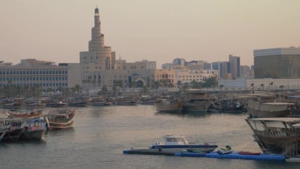 Doha Corniche Sunset Shot Tas Från Arabiska Viken Med Dhows — Stockvideo