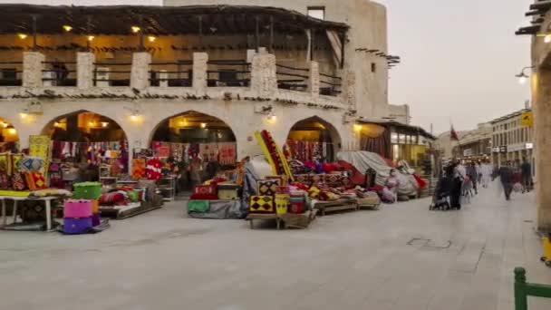 日落时分 Souq Waqif 卡塔尔 大街的一个陡坡 展示了传统的阿拉伯纺织品商店 咖啡店 当地居民和游客步行的情景 Corona病毒大流行后 卡塔尔重新开放 — 图库视频影像