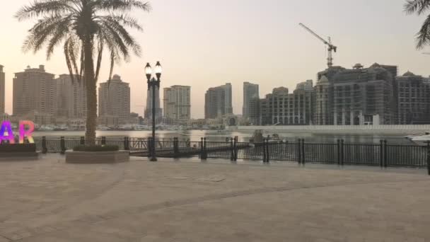 Hiperlapso Porto Arabia Perla Doha Qatar Toma Sol Verano Mostrando — Vídeo de stock