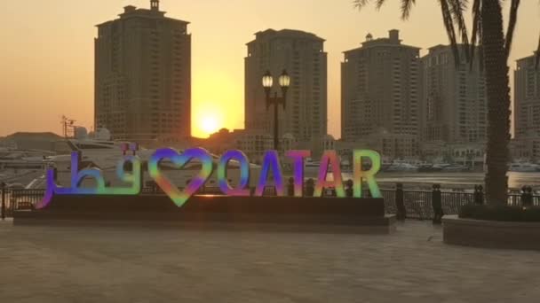 Hiperlapso Acercándose Toma Porto Arabia Perla Doha Qatar Atardecer Mostrando — Vídeo de stock