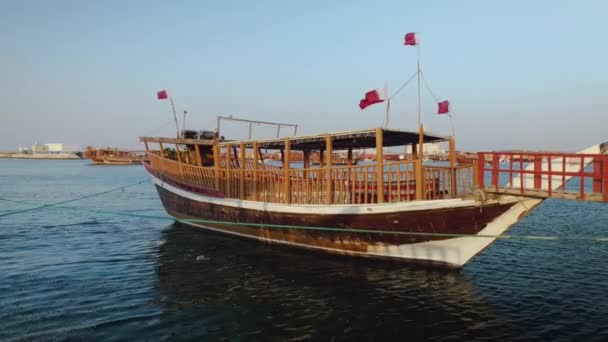 Corniche Doha Toma Tarde Mostrando Los Hombres Qataríes Locales Dhow — Vídeos de Stock