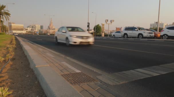 Вулиця Корніш Доха Катарі Пополудні Під Низьким Кутом Знімали Автомобілі — стокове відео