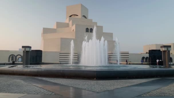 Museum Islamic Art Doha Qatar Exterior Walking Shot Showing Fountain — Stock Video