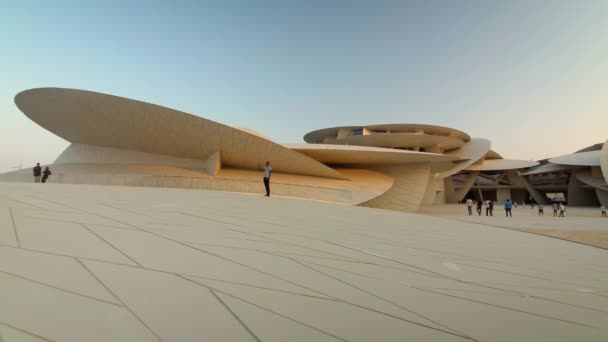 ドーハのカタール国立博物館カタールの屋内日光散歩博物館のユニークなアーキテクチャを示すショットでは 訪問者が歩いて写真を撮る — ストック動画