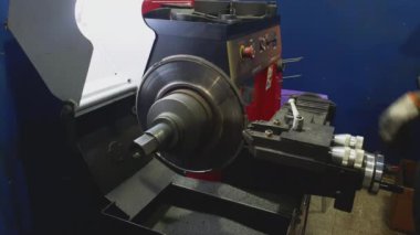 Koruyucu eldivenli bir araba tamircisi araba fren diskini cilalar. Araba servisi, araba tamiri.