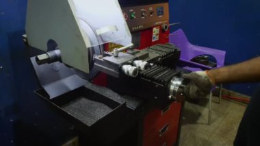 Koruyucu eldivenli bir araba tamircisi araba fren diskini cilalar. Araba servisi, araba tamiri.