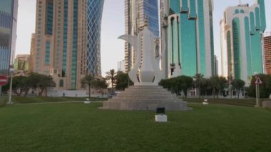 Gündüz vakti Sheraton Parkı 'ndan çekilen Doha Corniche, kahve demliği heykelini (Dallah), caddelerde ve Batı Körfezi gökdelenlerinde hareket eden arabaları gösteriyor.
