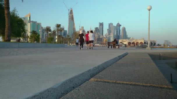 Doha Corniche Doha Qatar Низький Кут Пополудні Зйомки Показують Людей — стокове відео