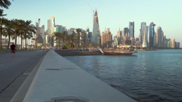 Доха Корніш Доха Катар Вдень Стріляв Показуючи Такси Прапорами Катару — стокове відео