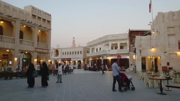 Souq Waqif Doha Qatar Hoofdstraat Bij Zonsondergang Met Qatar Vlag — Stockvideo