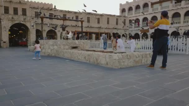 Souq Waqif Doha Katar Bei Sonnenuntergang Alter Brunnenbrunnen Mit Fliegenden — Stockvideo