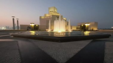 Doha Katar 'daki İslam Sanatları Müzesi ön planda çeşme ve arka planda müzenin ana girişini gösteren gece çekimleri yapıyor. 