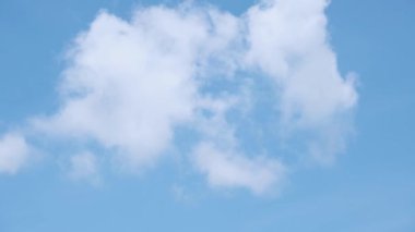 Mavi gökyüzünde beyaz bulutlar, yaz arkaplanı