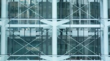 Gökdelen binasının dışındaki cam asansörler, iş mimarisi. Eğik atış.