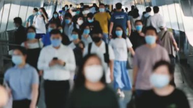 Hong Kong metrosunda tıbbi maske takan tanınmamış insanların yavaş çekimleri. Coronavirus konsepti