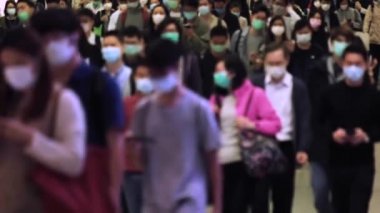 Hong Kong metrosunda tıbbi maske takan tanınmamış insanların yavaş çekimleri. Coronavirus konsepti