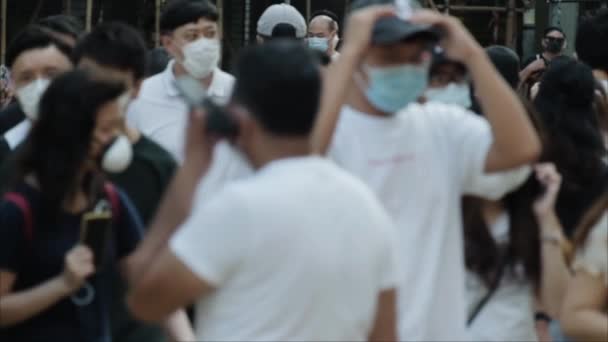 Gerakan Lambat Orang Yang Tidak Dikenal Mengenakan Masker Wajah Medis — Stok Video