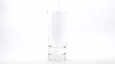 Yavaşça akan su şişeden bardağa doluyordu.