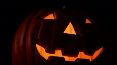 Cadılar Bayramı için bir Cadılar Bayramı balkabağı karanlıkta yanıp sönüyor. Tatil kavramı.