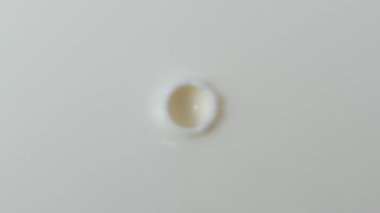 Damlayan süt damlasının yavaş hareketi dairesel dalgalanmalar oluşturur