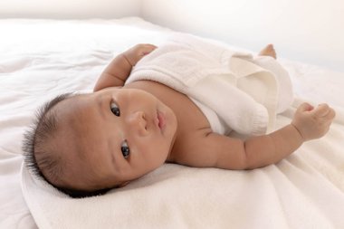 Yeni doğan bebekler uyku saatinde iyi bir ruh halinde uyurlar.