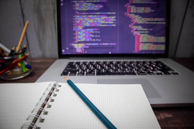 Dizüstü bilgisayardaki program kaynak kodunun ekranı