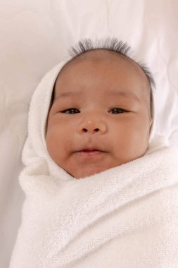 Yeni doğmuş bebekler sarılıyor