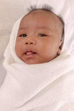 Yeni doğmuş bebekler sarılıyor