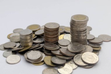 Birçok Tayland sikkesi beyaz arka planda bir araya toplanmış.