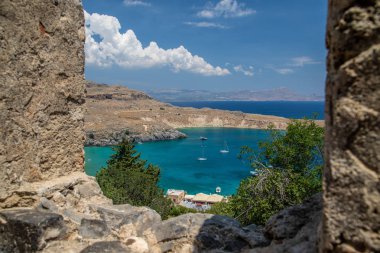 Rhodes Adası 'ndaki Lindos akropolünden güzel bir koyun manzarası