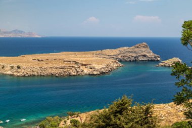 Rhodes Adası 'ndaki Lindos akropolünden güzel bir koyun manzarası
