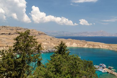 Rhodes Adası 'ndaki Lindos akropolünden güzel bir koyun manzarası