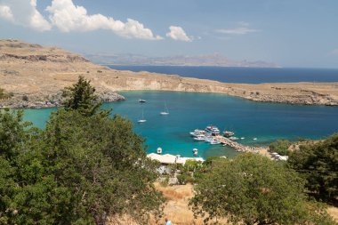 Rhodes Adası 'ndaki Lindos akropolünden güzel bir koyun manzarası