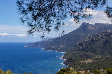 Mallorca 'nın kuzeyinde Valldemossa ve Bayalbufar arasındaki kıyı şeridinde manzara