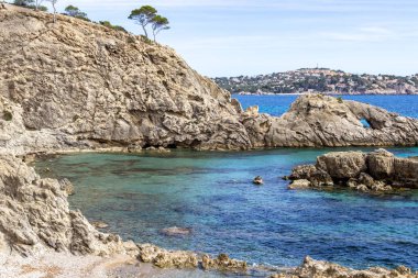 Baharın güneşli bir gününde Mallorca 'nın batısındaki Peguera' da Rocky sahili.