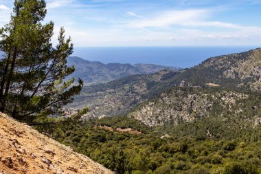 İspanya 'nın Mallorca adasındaki Soller şehrinde Akdeniz manzaralı bir manzara. 