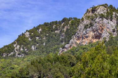 İspanya 'nın Mallorca adasındaki Gorg Blau ve Soller arasındaki manzaraya bakın. 
