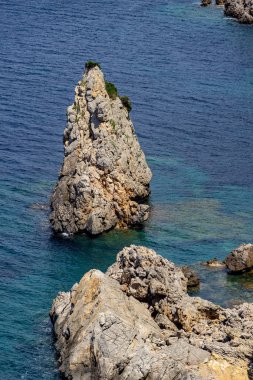 La Victoria yarımadasında körfez, Mallorca 'da su kayalıkları ve kayalık kıyı şeridi.