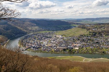 Moselle Nehri ve Bernkastel-Kues Vadisi 'nin panoramik manzarası