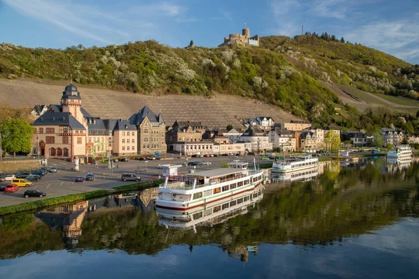 Widok Miasto Bernkastel Kues Rzece Moselle Statkami Pasażerskimi Góry Winnicami — Zdjęcie stockowe