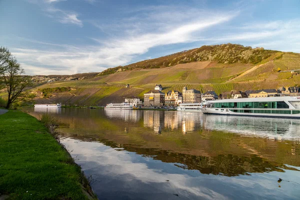 Zicht Stad Bernkastel Kues Aan Moezel Met Passagiersschepen Bergen Met — Stockfoto